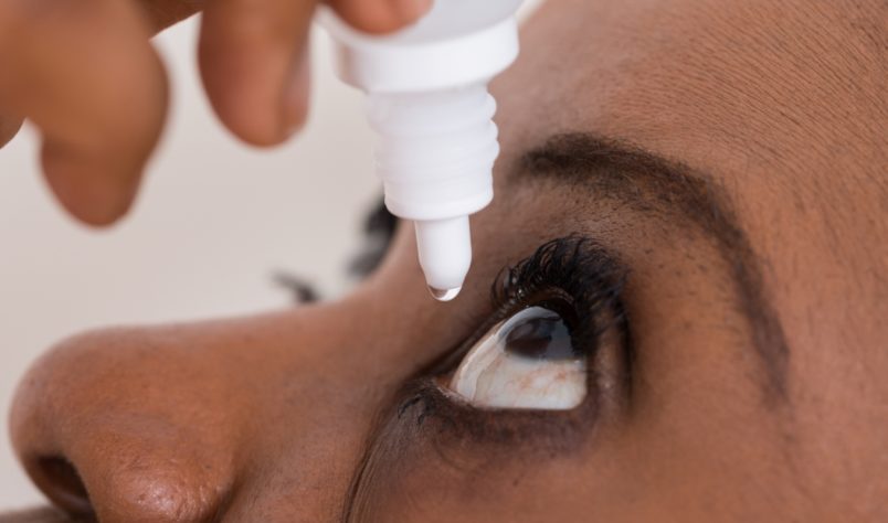 Traitement local anti-inflammatoire et antibactérien de lœil dans les suites de la chirurgie ophtalmologique